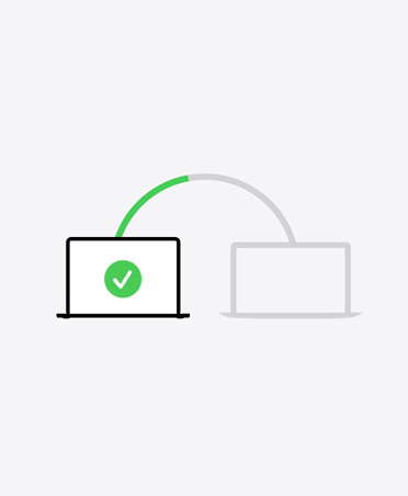 رسم توضيحي لاثنين من أجهزة لابتوب متصلين بخط، الجهاز الثاني يعرض على شاشته علامة صح خضراء تشير إلى اكتمال عملية نقل البيانات