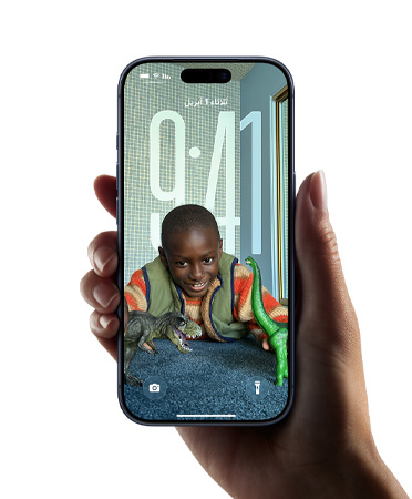 يد تحمل جهاز iPhone يعرض تصميم Liquid Glass الجديد الذي يتيح لأرقام الوقت التكيف بشكل ديناميكي مع الصورة على شاشة القفل