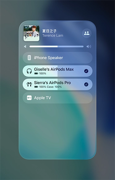 iPhone 上的 AirPlay 畫面，展示如何在兩對 AirPods 之間輕鬆分享音訊串流。