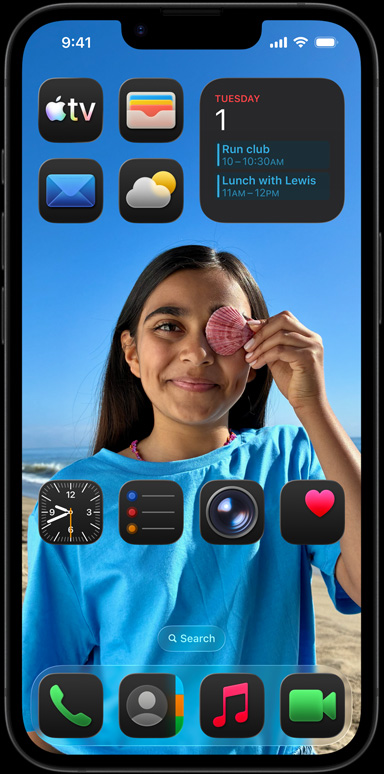iPhone 16e 周圍有多款 app，例如 Apple 郵件、WhatsApp、Safari、Apple 地圖、Apple Music、相片、備忘錄和家居 app