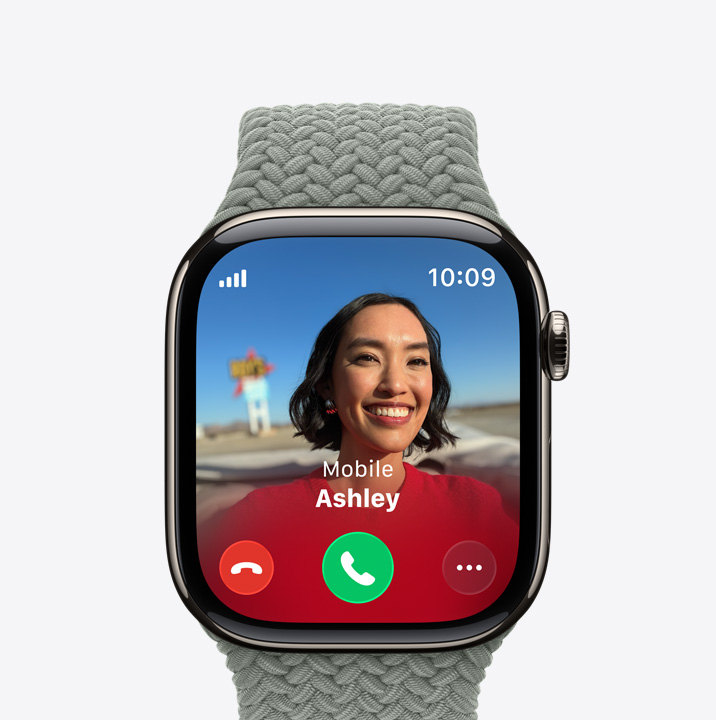 Apple Watch Series 11，原色鈦金屬錶殼，配搭森林色編織單圈手環，螢幕顯示來電、聯絡人相片，以及接聽和拒絕來電按鈕；右側外觀、數碼錶冠