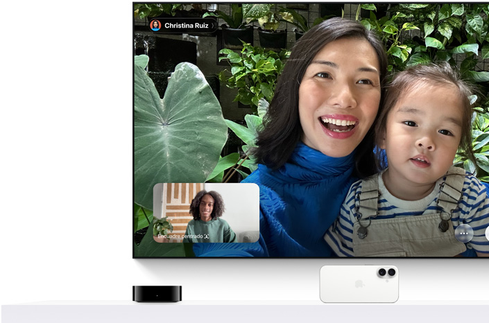 Apple TV 4K y iPhone: la pantalla de un televisor muestra una llamada de FaceTime, una persona sostiene a un bebé, aparece un segundo interlocutor en una ventana dentro de la pantalla