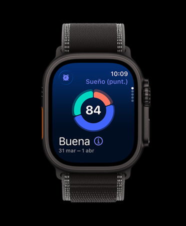 Apple Watch Ultra 3, color negro, caja de titanio, la pantalla muestra la gráfica circular de Puntuación de Sueño, correa Trail, negro/carbón