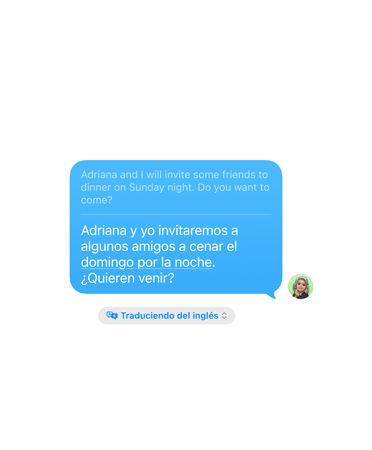 Traducción en Vivo en Mensajes, con el mensaje “Adriana y yo vamos invitaremos a algunos amigos a cenar el domingo por la noche. ¿Quieren venir?” traducido automáticamente del inglés.