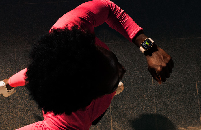 Black-and-white photo of people jogging, text over photo says You've just crossed 500 kilometers for the year. Incredible stuff!