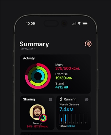 iPhone 17, podsumowanie z aplikacji Fitness, Pierścienie aktywności, wskaźniki W ruchu, Ćwiczenie i Na nogach, udostępnianie aktywności znajomym, cotygodniowe statystyki biegowe, obciążenie treningowe