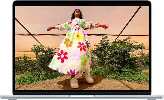 MacBook Air de 15 inchi, care prezintă ecranul Liquid Retina