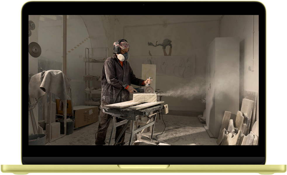 MacBook Neo, culoare Galben citric, video QuickTime pe ecran