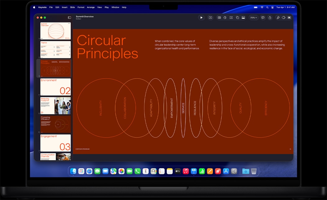 Ecranul MacBook Pro afișează o prezentare Keynote realizată pentru o întâlnire de afaceri