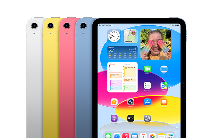 อุปกรณ์ iPad สี่สี ได้แก่ สีเงิน สีเหลือง สีชมพู และสีฟ้าเรียงเป็นแถว ในขณะที่หน้าจอแสดงภาพพื้นหลังและแอปหลายประเภท