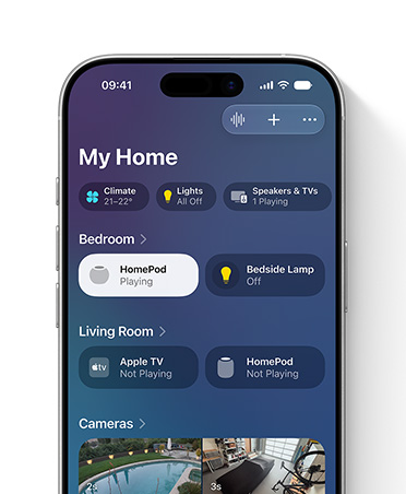 หน้าจอ iPhone แสดงแอปบ้าน, มุมมองบ้านของฉัน, ช่องอุปกรณ์เสริมสำหรับห้องนอนและห้องนั่งเล่น รวมถึงแสงไฟและลำโพง HomePod