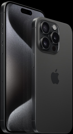 มุมมองด้านหน้าของ iPhone 15 Pro Max ขนาด 6.7″ และมุมมองด้านหลังของ iPhone 15 Pro ขนาด 6.1″ สีไทเทเนียมดำ
