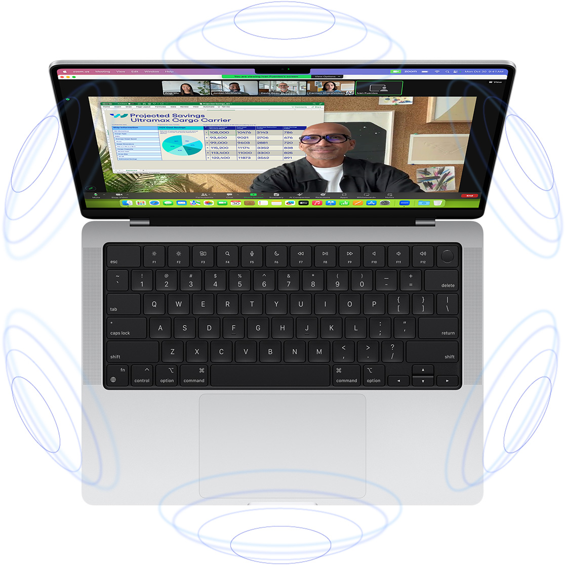 วิดีโอคอลด้วย FaceTime บน MacBook Pro ที่มีรูปวงกลมสีฟ้าล้อมรอบเพื่อบ่งบอกถึงความรู้สึกแบบ 3D ของระบบเสียงตามตำแหน่ง