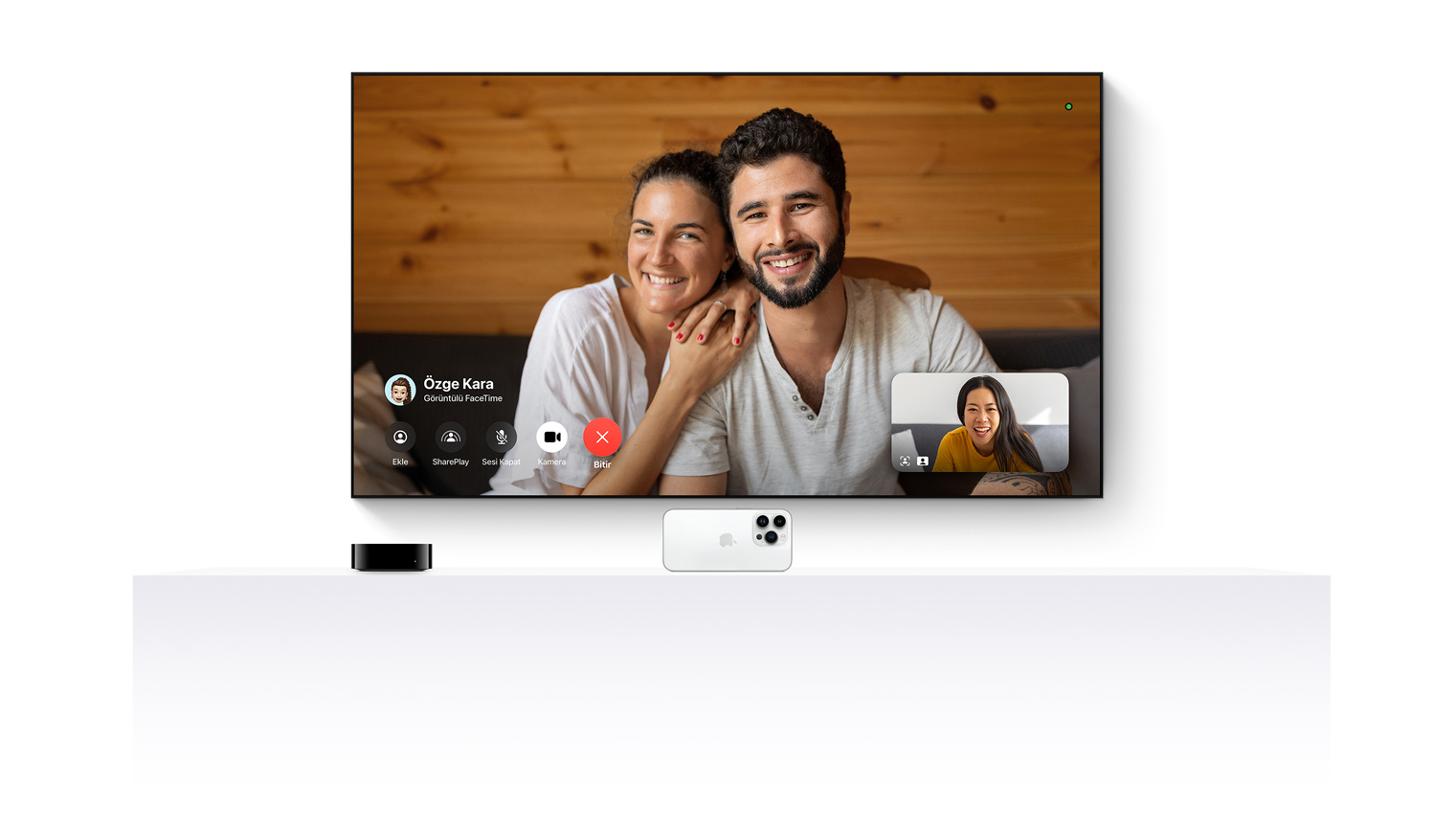 Apple TV 4K, bir iPhone’la beraber çalışarak FaceTime uygulamasının düz ekran bir televizyona aktarılmasını sağlıyor.