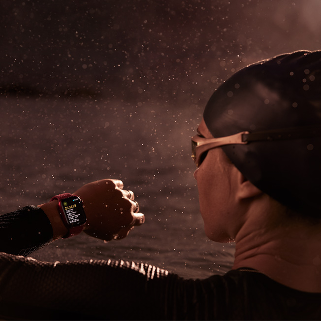 Havuzda Apple Watch’una bakan bir yüzücü görseli.