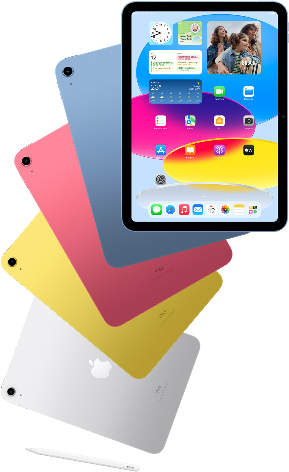 Ön yüzünde ana ekranı görülen bir iPad ve arkasında mavi, pembe, sarı ve gümüş renkli arkası dönük iPad’ler. Dizili iPad modellerinin yanında duran bir Apple Pencil.