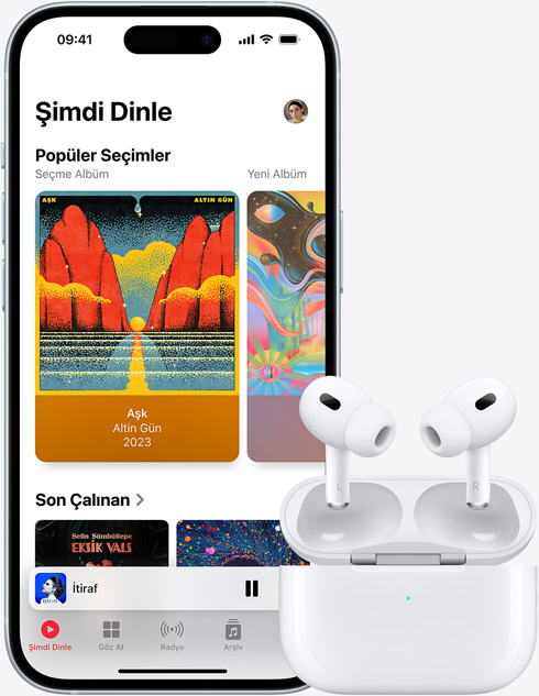 Apple Music üzerinden bir şarkı çalan ve bir çift AirPods’un yanında duran bir iPhone 15 görseli.
