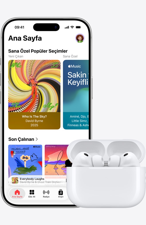 AirPods’un yanında duran ve müzik çalan iPhone 16