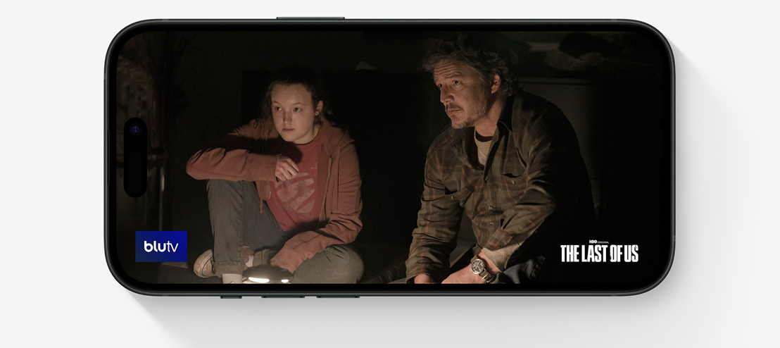 Yatay duran bir iPhone 15, başarılı blutv dizisi The Last of Us’dan bir sahne gösteriyor.