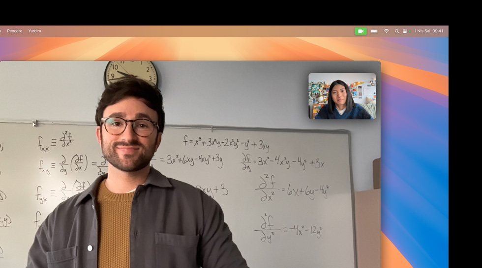 Ana Sahne özelliğinin kullanıldığı ve bu özellik sayesinde kullanıcı hareket ederken kadrajın ortasında kalmaya devam ettiğini gösteren bir görüntülü arama