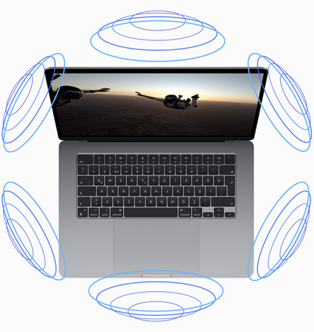 Bir film sırasında çalışan Uzamsal Ses teknolojisini gösteren bir görselin bulunduğu MacBook Air’in üstten görünümü