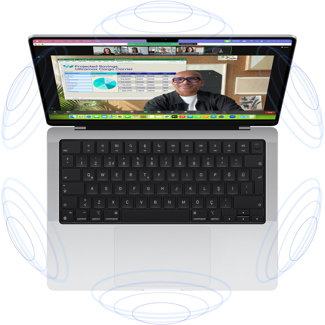 Uzamsal Ses teknolojisindeki 3 boyutluluk hissini vermek için mavi daire şekilleriyle çevrelenmiş MacBook Pro’dan yapılan görüntülü bir FaceTime araması