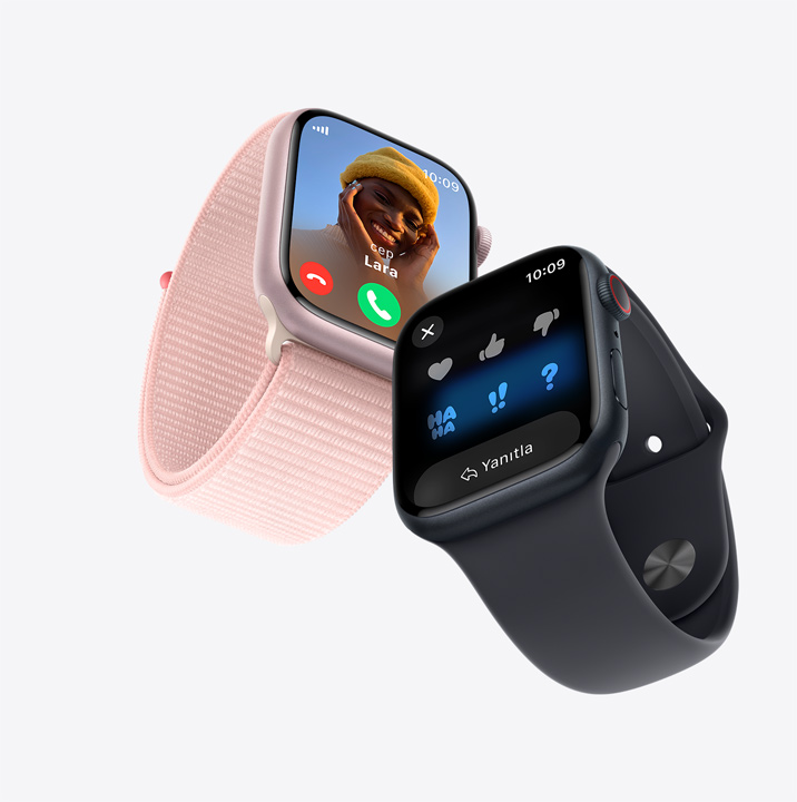 İki adet Apple Watch Series 9. İlkinin ekranında gelen arama gösteriliyor. İkincide mesaj sohbeti görülüyor.