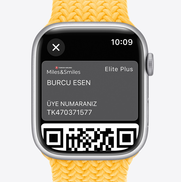 Üç adet Apple Watch Series 9. İlkinde Apple Pay’le Apple Card’ın kullanıldığı gösteriliyor. İkincide Cüzdan uygulamasının geçiş kartı olarak kullanıldığı gösteriliyor. Üçüncüde Cüzdan uygulamasının ev anahtarı olarak kullanıldığı gösteriliyor.