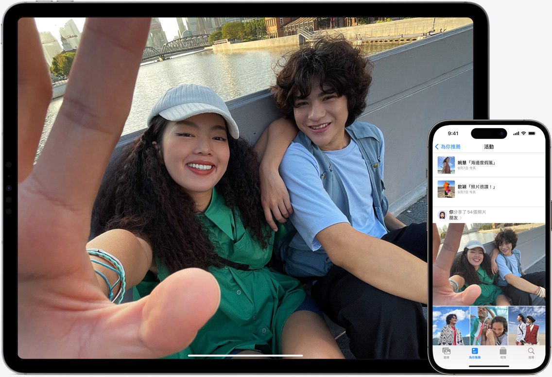 iPad 與 iPhone 螢幕上的 iCloud 照片顯示朋友們一起旅行時所拍的合照