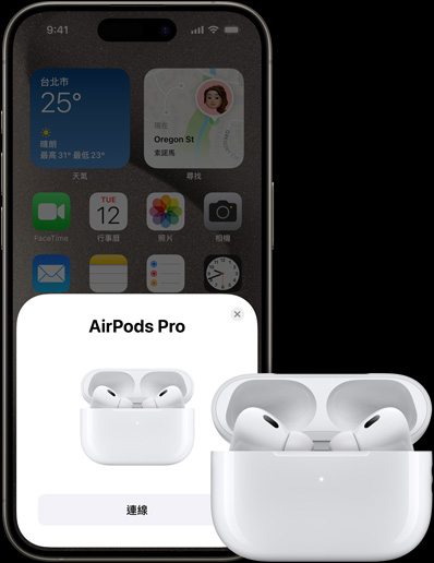 正在播放音樂的 iPhone 15 Pro，一旁是 AirPods Pro。