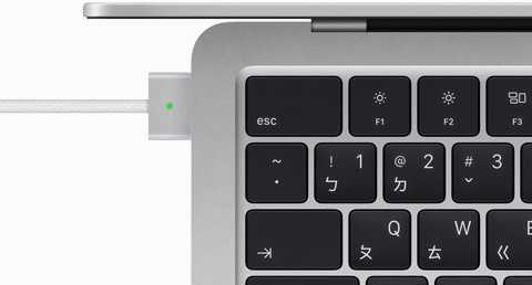 插著 MagSafe 連接線的銀色 MacBook Air 俯視圖