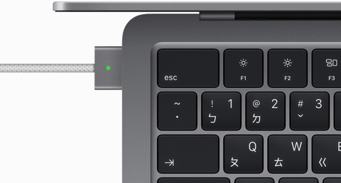插著 MagSafe 連接線的太空灰色 MacBook Air 俯視圖