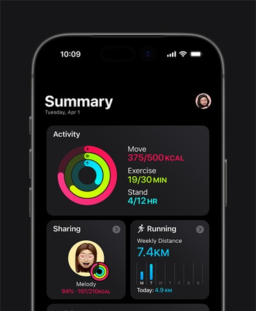 iPhone 17, показано звіт додатку «Фітнес» із показниками в кільцях активності «Рух», «Вправи» та «Стояння», поширення даних про фізичну активність для друзів, статистика бігу за тиждень, навантаження