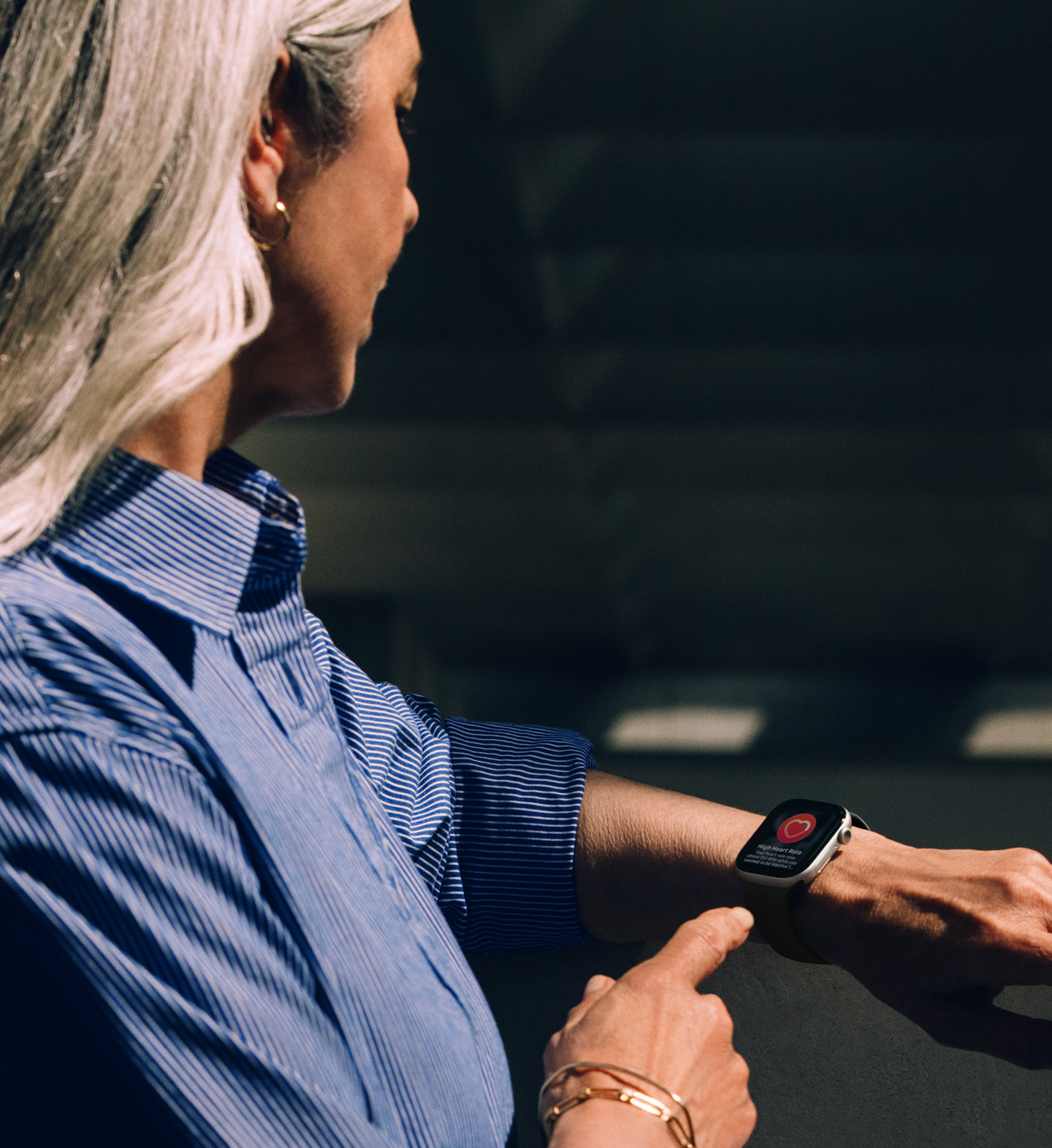 Людина переглядає сповіщення про серцевий ритм на Apple Watch Series 11