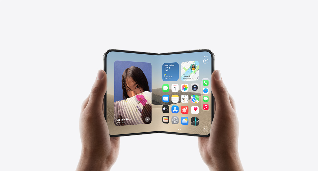 iPhone Duo, який тримають двома руками у відкритому горизонтальному положенні, у приміщенні, кольору «біла зоря», із головним екраном iOS, на якому фотографії ліворуч, а додатки праворуч