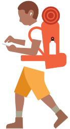 一位背著行山背囊的人士戴著助聽器，低頭望著手中的 iPhone