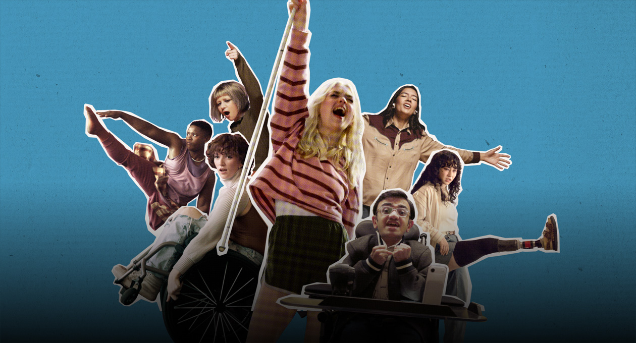 Un grupo diverso de estudiantes universitarios, incluido uno en silla de ruedas, festeja, baila y hace poses llenas de energía sobre un fondo azul.