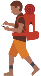 一名背著登山背包的人士戴著助聽器,低頭看著手中的 iPhone