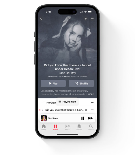 iPhone menampilkan UI Apple Music yang menampilkan Lana Del Rey