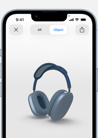 Obrázek blankytně modrých AirPodů Max v zobrazení rozšířené reality na iPhonu.