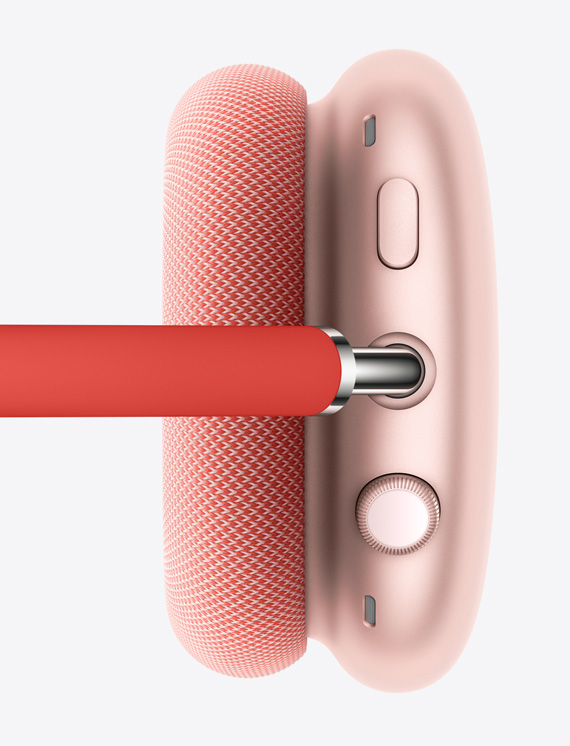 صورة تعرض التاج الرقمي Digital Crown وزر ضبط الضجيج في غطاء الأذن الأيمن باللون الوردي.
