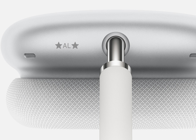 圖片顯示 AirPods Max 耳罩上的暱稱鐫刻。