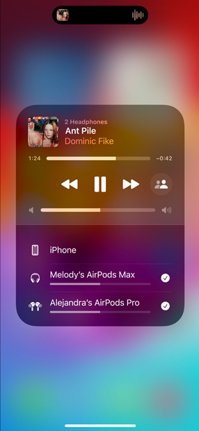 Ekran iPhone’a przedstawiający dwie pary słuchawek AirPods odtwarzające utwór „All for Nothing (I'm So in Love)” autorstwa Lauv.