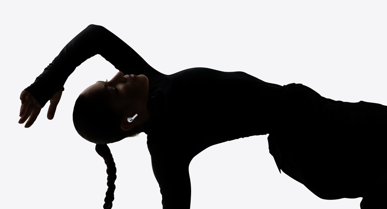 سماعات AirPods Pro 3 موضوعة في أذن راقصة وهي تستمتع بتجربة استماع من دون استخدام يديها