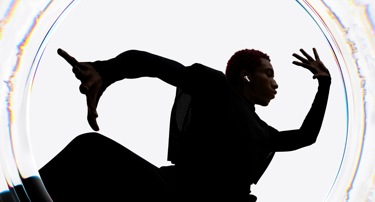 راقص يستخدم AirPods Pro 3 وهويتحرك على إيقاع الموسيقى وذراعاه مفتوحتان