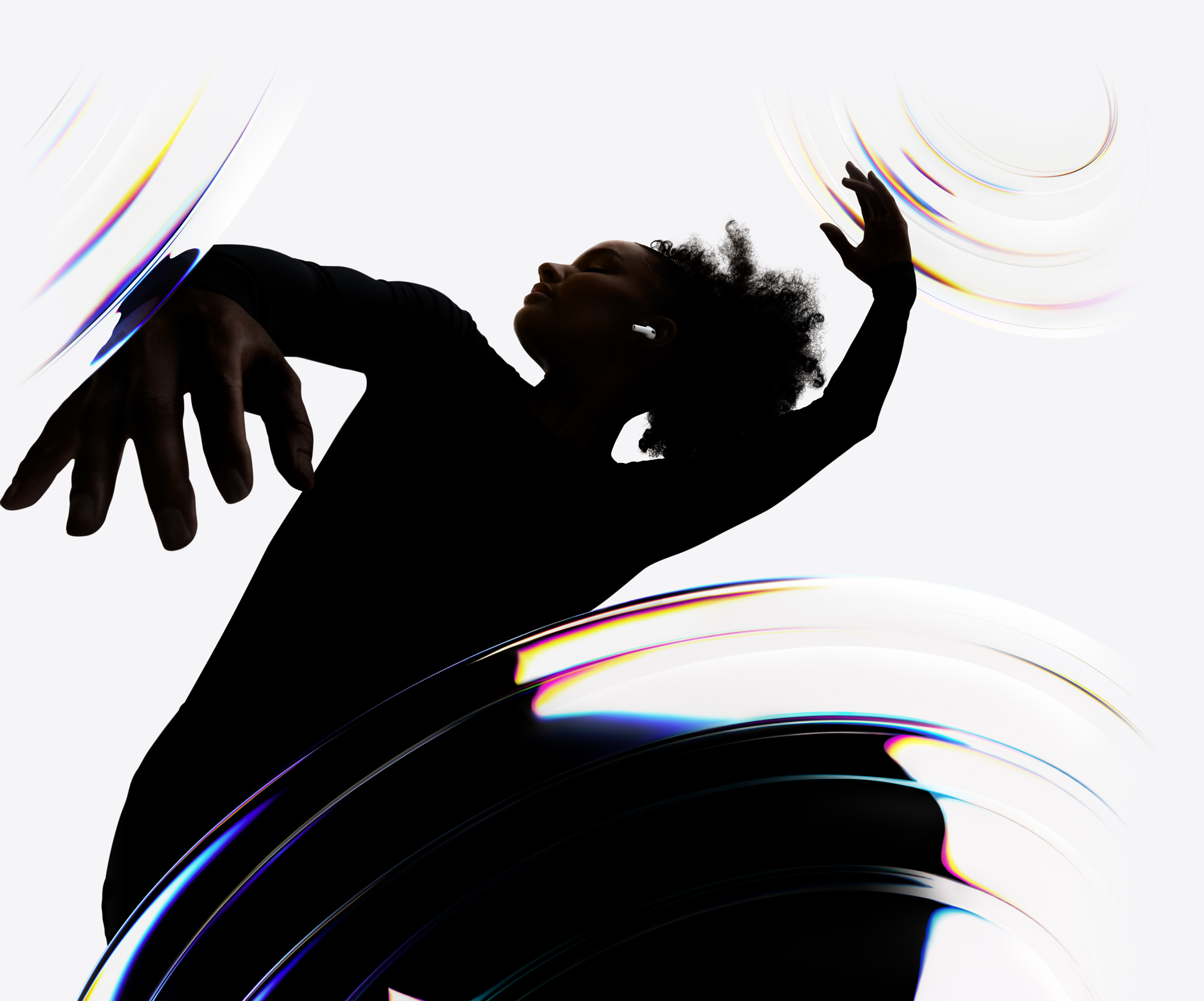 AirPods Pro 3 en la oreja de una bailarina que disfruta de una experiencia auditiva sin usar las manos