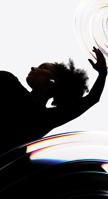 一名舞者的耳朵戴著 AirPods Pro 3，正在享受免持的聆聽體驗