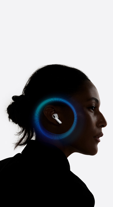 一個人戴著 AirPods Pro 3，聲波圍繞一邊耳朵