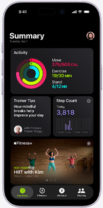 Aplikasi Apple Fitness+ di iPhone menunjukkan layar tab Ringkasan, menampilkan lingkaran Aktivitas, Tips Pelatih, Jumlah Langkah, dan olahraga Apple Fitness+ yang direkomendasikan