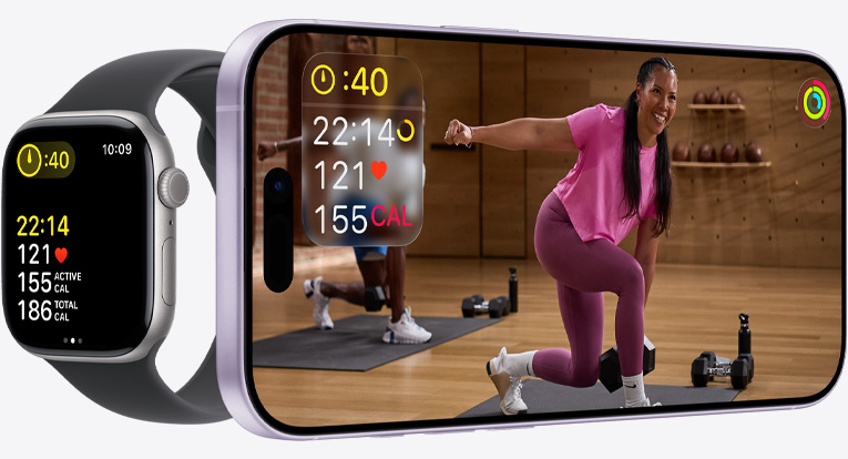 Aplikasi Apple Fitness+ di iPhone menunjukkan olahraga dengan metrik latihan yang tersinkronisasi dengan Apple Watch